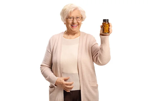 Пожилая Женщина Держит Бутылку Лекарствами Улыбается Изолированно Белом Фоне — стоковое фото