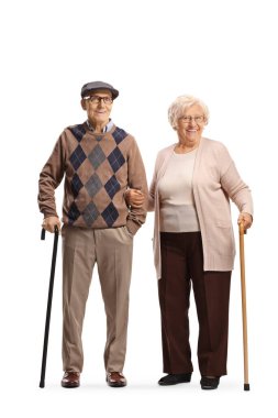Yaşlı adam ve kadın ayakta ve yaslanarak beyaz arka planda soyutlanmış bastonlara
