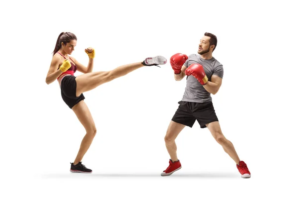 Jongeman Vrouw Oefenen Kick Box Geïsoleerd Witte Achtergrond — Stockfoto