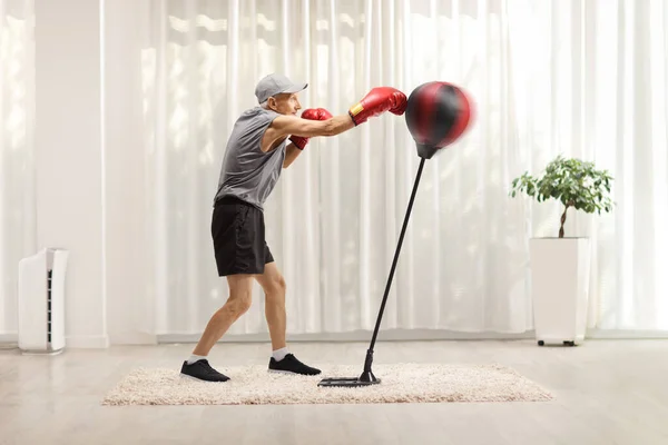 Foto Figura Intera Uomo Anziano Con Punzonatura Sacco Boxe Stnading — Foto Stock