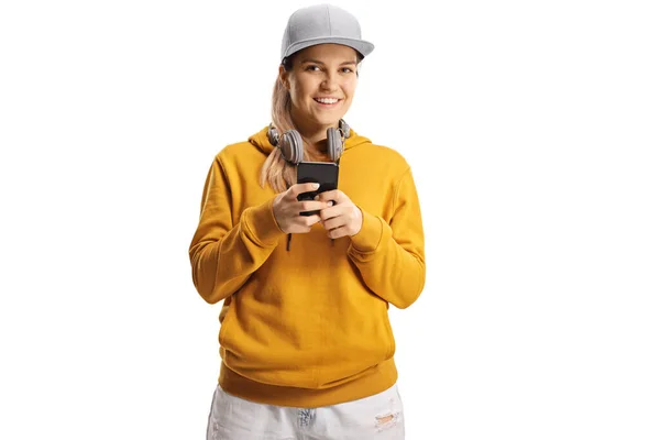Mulher Jovem Com Fones Ouvido Segurando Smartphone Olhando Para Câmera — Fotografia de Stock