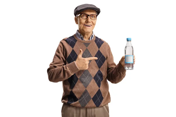 Äldre Man Som Håller Plastflaska Vatten Och Pekar Isolerad Vit — Stockfoto