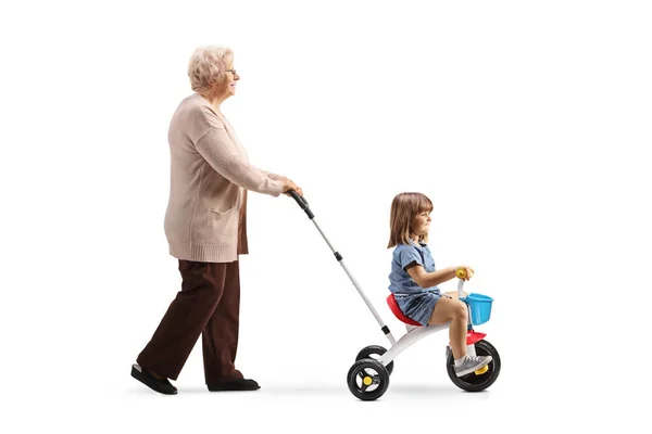 Profilo Completo Una Nonna Che Spinge Una Ragazza Triciclo Isolato — Foto Stock