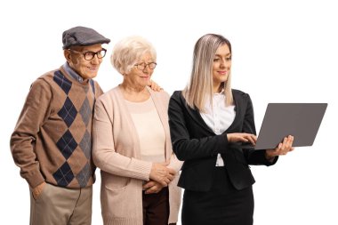 İş kadını, beyaz arka planda izole edilmiş yaşlı bir adam ve kadına dizüstü bilgisayar gösteriyor.