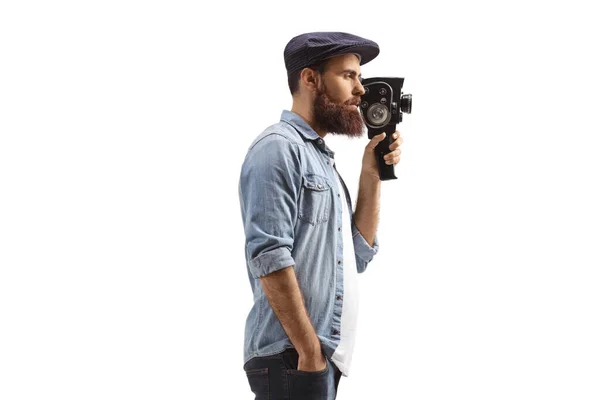 白い背景に隔離されたヴィンテージカメラで髭を生やした男の録音 — ストック写真