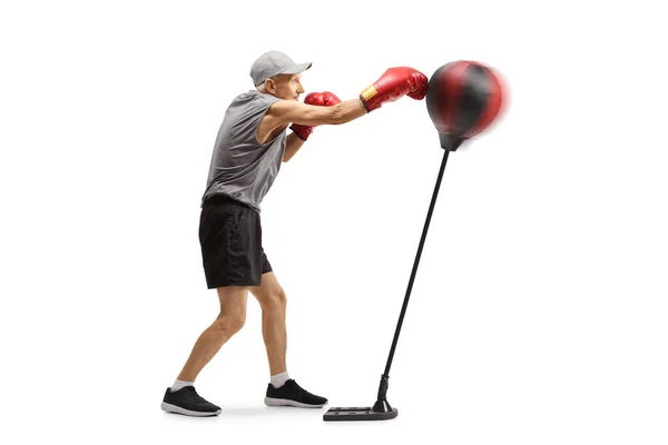 Elderely Homem Perfurando Saco Boxe Livre Isolado Fundo Branco — Fotografia de Stock