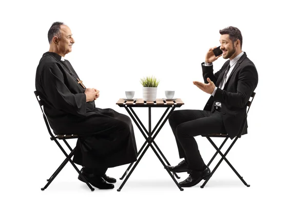 Ιερέας Και Ένας Επιχειρηματίας Ένα Smartphone Κάθεται Ένα Καφέ Απομονωμένο — Φωτογραφία Αρχείου
