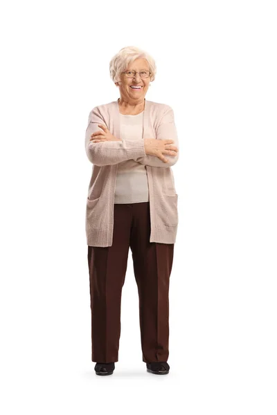 Mulher Idosa Sorrindo Posando Com Braços Cruzados Isolados Fundo Branco — Fotografia de Stock