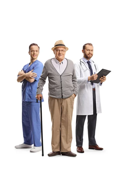 一位医生和一位男护士与一位因白人背景而被隔离的老年男性病人站在一起 — 图库照片