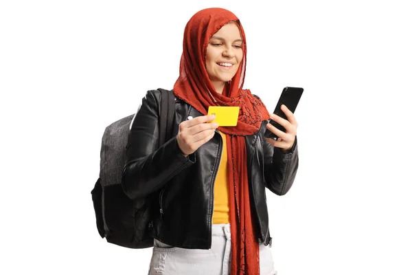 Ženské Studentky Hidžábem Drží Smartphone Kreditní Kartu Izolované Bílém Pozadí — Stock fotografie