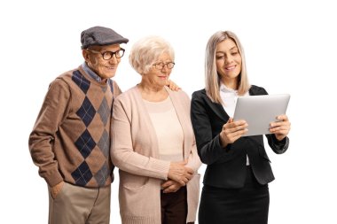 Sayısal tabletli satıcı kadın beyaz arka planda izole edilmiş yaşlı bir çiftle duruyor.