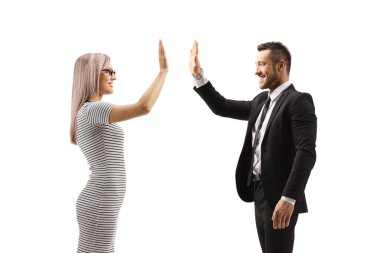 Beyaz arka planda izole edilmiş bir işadamıyla el kol hareketi yapan bir kadın.