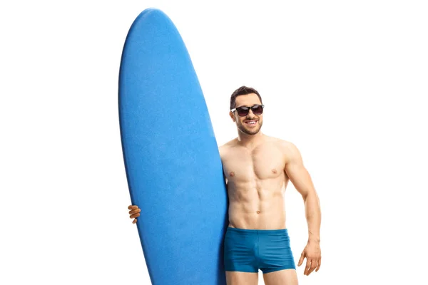 Přizpůsobit Muž Plavkách Nosí Sluneční Brýle Pózování Surfovací Prkno Izolované — Stock fotografie