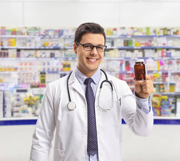 Arzt Zeigt Eine Flasche Pillen Einer Apotheke — Stockfoto