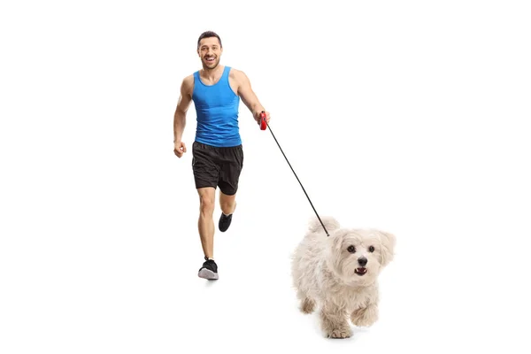 笑顔男ジョギングとともにAレトリバー犬に向かってカメラ隔離された白い背景 — ストック写真