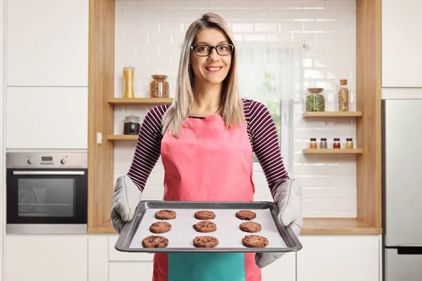 Young Housewife Apron Holding Tray Baked Cookies Kitchen — Stock Photo, Image