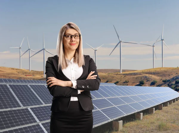 Imprenditrice Piedi Campo Pannelli Solari Energia Sostenibile Con Turbine Eoliche — Foto Stock