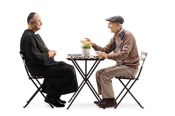 Rahip Yaşlı Bir Adam Bir Masada Oturuyor Beyaz Arka Planda — Stok fotoğraf