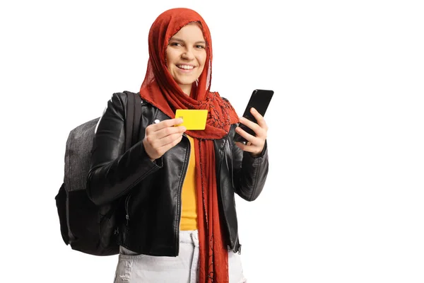 Studentin Mit Hidschab Smartphone Und Kreditkarte Der Hand Und Lächelnd — Stockfoto