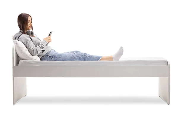 Feemale Tiener Liggend Een Bed Met Behulp Van Een Smartphone — Stockfoto