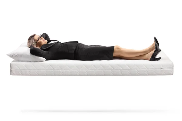 女商人躺在被白色背景隔离的浮动床垫上 — 图库照片