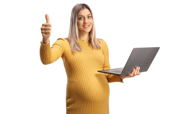 妊娠中の女性はノートパソコンを持って白い背景に孤立した親指を表示 — ストック写真