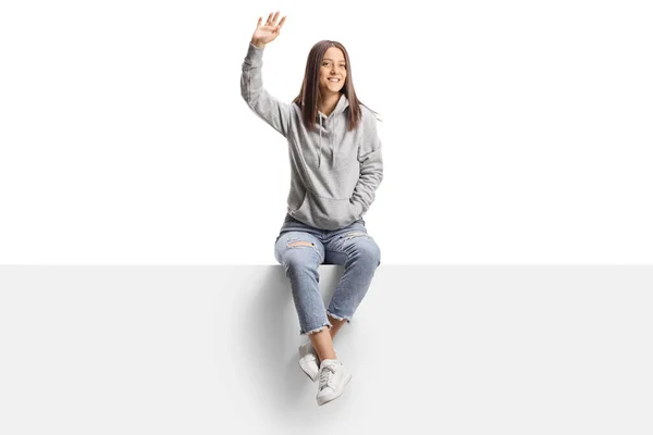 白い背景に隔離されたカメラで手を振る若い女性 — ストック写真