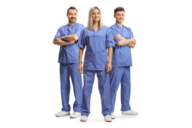 Mavi üniformalı sağlık çalışanları beyaz arka planda izole edilmiş.