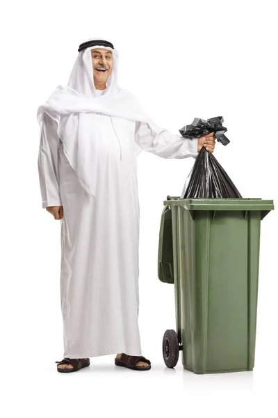 Pełny Portret Szczęśliwego Araba Wrzucającego Czarną Plastikową Torbę Kosza Odizolowanego — Zdjęcie stockowe