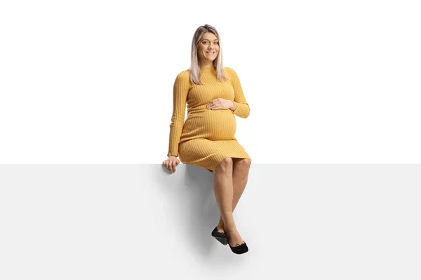 Ganzkörperporträt Einer Schwangeren Frau Einem Gelben Kleid Die Auf Einem — Stockfoto
