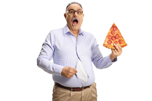 Шокированный Взрослый Мужчина Обтягивающей Рубашке Держащий Кусок Пиццы Пепперони Белом — стоковое фото