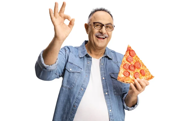Gelukkig Volwassen Man Met Een Stuk Van Pepperoni Pizza Gebaren — Stockfoto