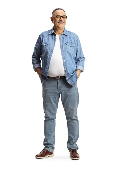 Полный Портрет Улыбающегося Взрослого Мужчины Джинсовой Рубашке Джинсах Белом Фоне — стоковое фото