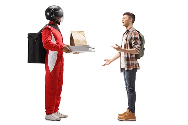 Levering Guy Met Een Helm Leveren Pizza Naar Een Student — Stockfoto