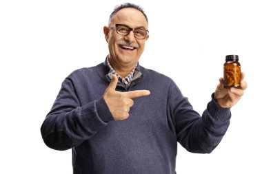 Elinde bir şişe ilaç tutan ve beyaz arka planda izole edilmiş bir adamı işaret eden yetişkin bir adam.