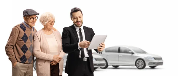 Zakenman Met Een Tablet Die Aan Een Oudere Man Vrouw — Stockfoto