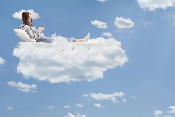 Mujer Joven Colchón Flotante Usando Teléfono Inteligente Cielo — Foto de Stock