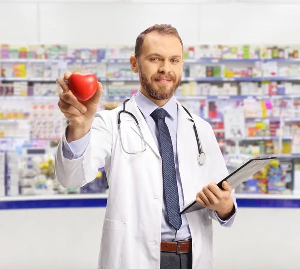 Trabalhador Saúde Segurando Coração Vermelho Dentro Uma Farmácia — Fotografia de Stock