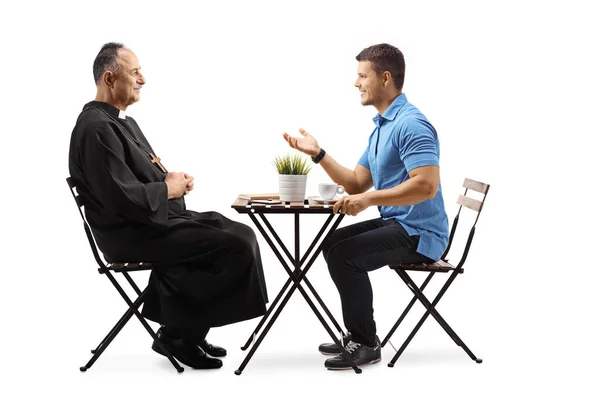 Priester Een Jonge Man Zitten Aan Een Cafe Tafel Praten — Stockfoto
