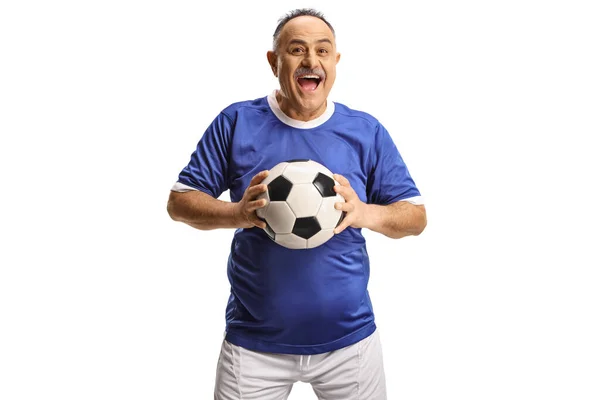 Χαρούμενος Ώριμος Άντρας Φανέλα Ποδοσφαίρου Κρατώντας Μια Μπάλα Απομονωμένη Λευκό — Φωτογραφία Αρχείου