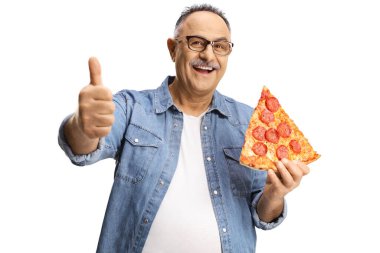 Gülümseyen olgun bir adam elinde bir dilim pepperoni pizzası ve beyaz arka planda izole edilmiş işaret parmakları tutuyor.