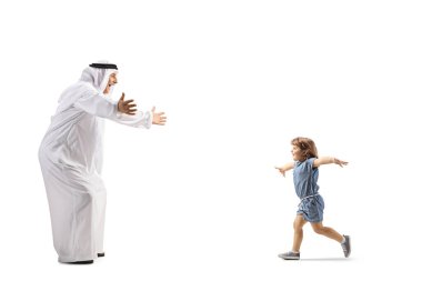 Beyaz arka planda soyutlanmış etnik elbiseli bir Arap 'a doğru koşan küçük bir kızın tam boy profil çekimi.