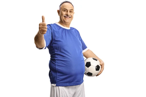 Χαρούμενος Ώριμος Άντρας Φανέλα Ποδοσφαίρου Κρατώντας Μια Μπάλα Και Ρίχνοντας — Φωτογραφία Αρχείου