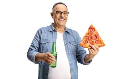 Elinde bir dilim pepperonili pizza ve beyaz arka planda izole edilmiş bir şişe bira tutan olgun bir adam.