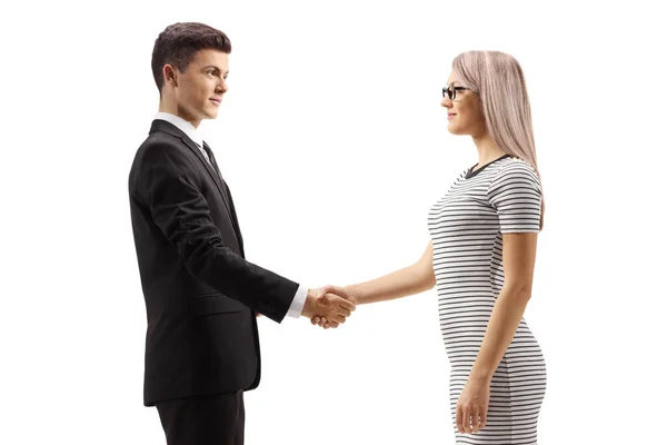 一个女人和一个年轻的商人握手 这个商人背景是白色的 — 图库照片