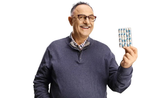Starší Muž Drží Balíček Pilulek Usmívá Izolované Bílém Pozadí — Stock fotografie