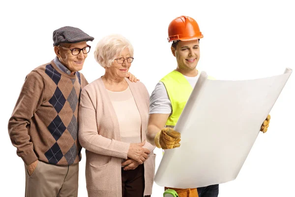 Trabajador Construcción Mostrando Plan Una Pareja Ancianos Aislados Sobre Fondo — Foto de Stock