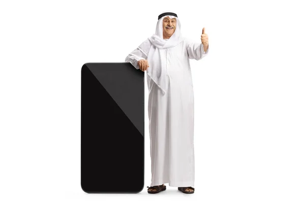 Зрілий Арабський Чоловік Спирається Великий Смартфон Показує Великі Пальці Вгору — стокове фото