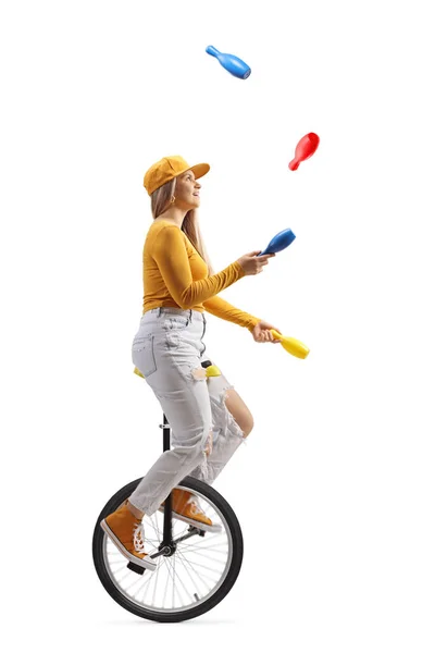 Молода Жінка Їде Одноколісному Велосипеді Жонглювання Ізольовані Білому Тлі — стокове фото