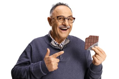 Olgun adam beyaz zemin üzerine çikolata tutarak ve işaret izole